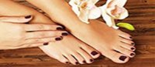 Corso pedicure curativo, immagine di piedi e mani curate con applicazione di smalto viola scuro